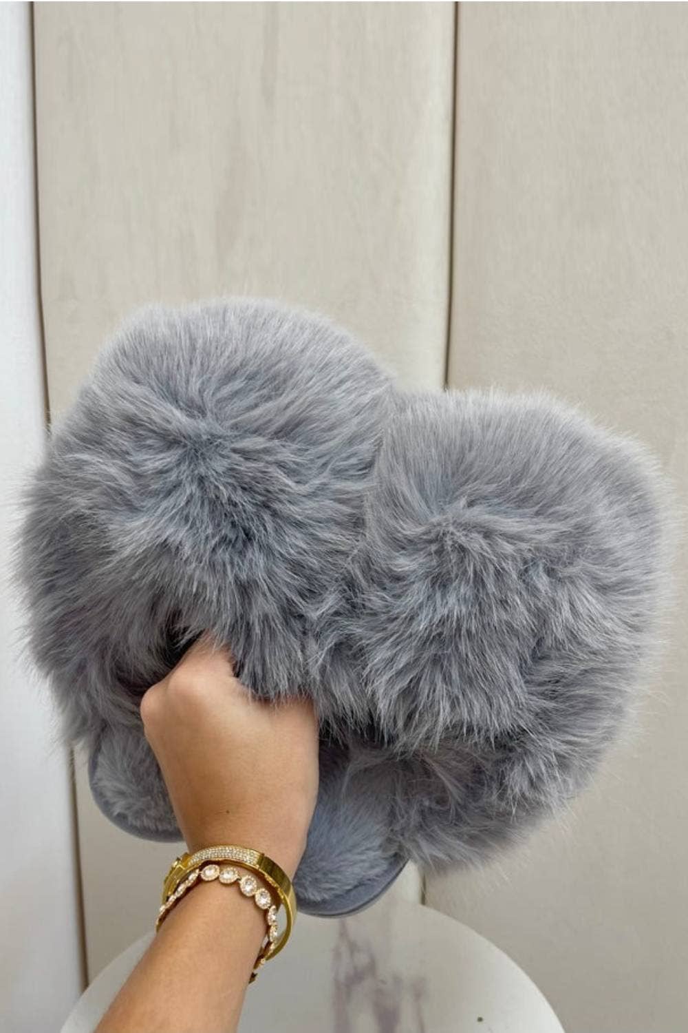 WOMEN'S EXTREME OVERSIZED FAUX FUR FLUFFY SLIPPERS: BLACK / STANDARD / UK3/US5