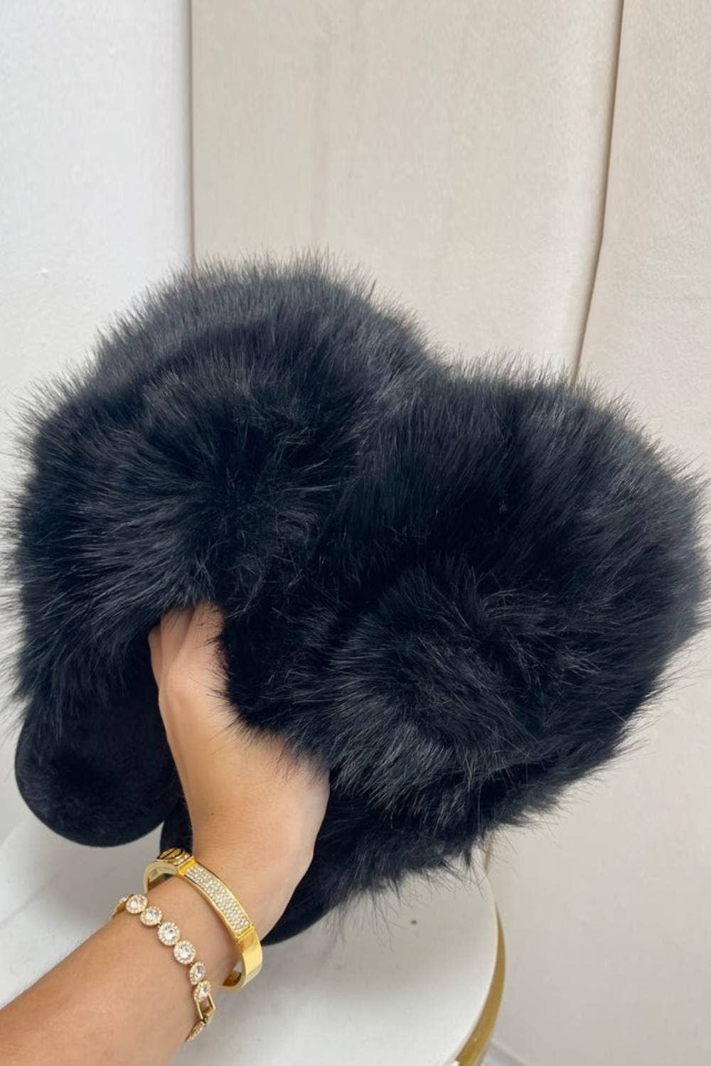 WOMEN'S EXTREME OVERSIZED FAUX FUR FLUFFY SLIPPERS: BLACK / STANDARD / UK3/US5